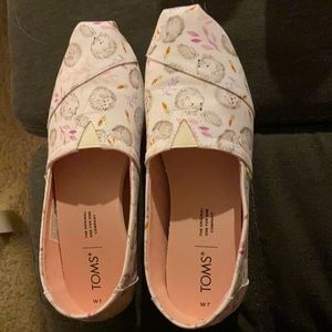 Never worn size 7 hedgehog Toms